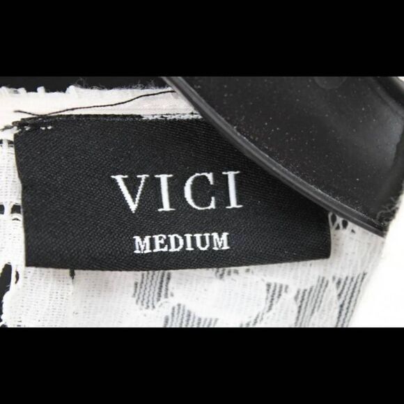 VICI WHITE LACE KNOT CROP DRAPE SLEEVE BLOUSE SIZE MEDIUM STUNNING - Picture 7 of 8